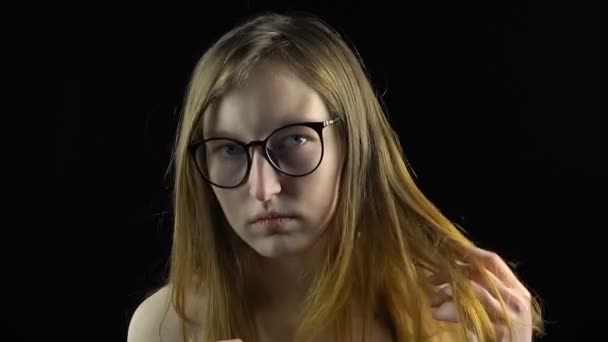 Dotykając głowy blond dziewczyna w okularach - Materiał filmowy, wideo