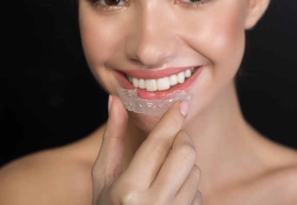 Menina alegre está segurando mandíbula de plástico artificial
 - Foto, Imagem