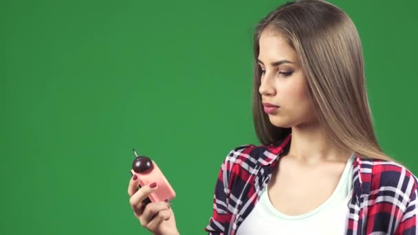 Kaunis nuori nainen osoittaa herätyskelloa näyttäen vakavalta
 - Materiaali, video