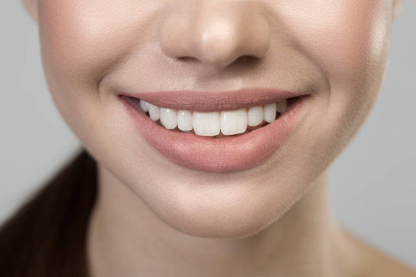 Положительный женский рот выражает радость
 - Фото, изображение