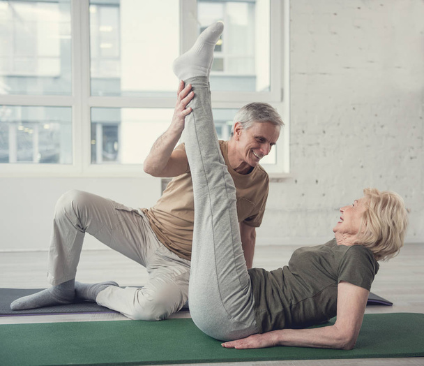 Glad old couple working out at fitness studio - Foto, Imagem