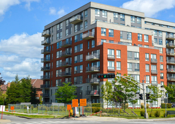 Moderni huoneisto rakennuksia valtavat ikkunat Montrealissa, Kanadassa
. - Valokuva, kuva