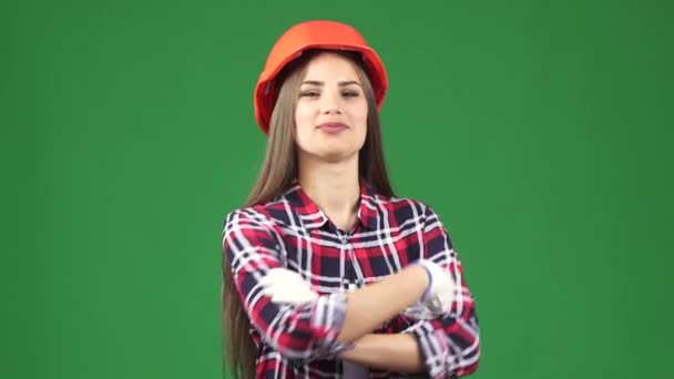 Nádherné ženské stavební dělník v bezpečnostní přilba úsměv do kamery s jistotou - Záběry, video