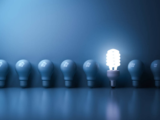 Öko-Energiesparlampe, eine leuchtende Kompaktleuchtstofflampe, die sich von unbeleuchteten Glühbirnen abhebt, die auf blauem Hintergrund reflektieren, Individualität und ein anderes Konzept. 3D-Darstellung. - Foto, Bild