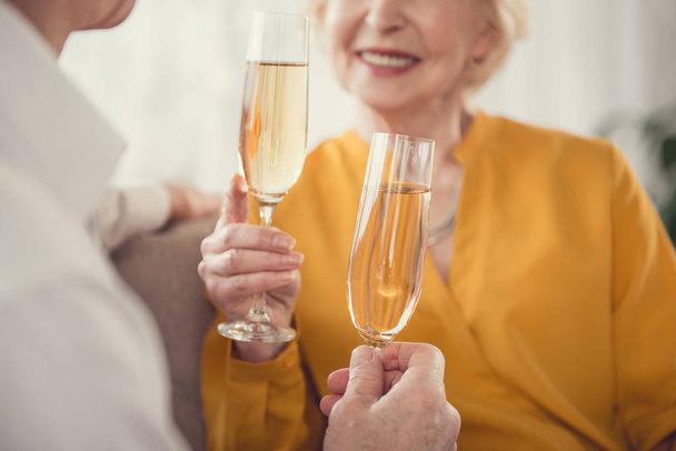 Pensioners with tumblers full of sparkling wine - Φωτογραφία, εικόνα