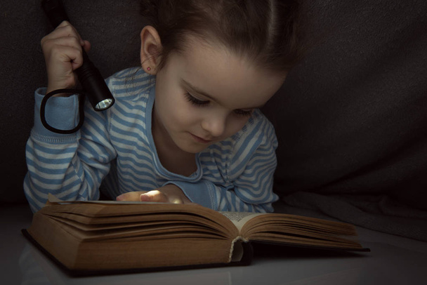 Kislány mesék olvasása alatt a borít a Eve könyv - Fotó, kép