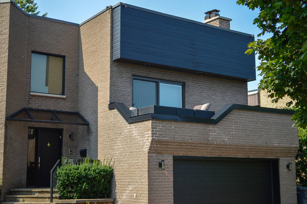 Ακριβά μοντέρνες σπίτι με τεράστια παράθυρα στο Μόντρεαλ του Καναδά. - Φωτογραφία, εικόνα