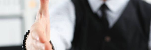 Man in pak en stropdas geven hand als hello in kantoor - Foto, afbeelding