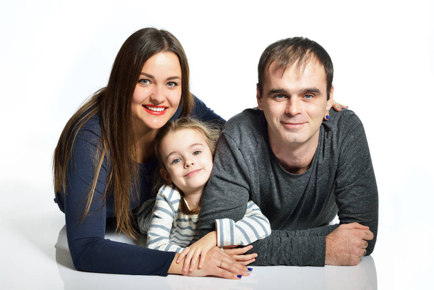 Οικογενειακό πορτρέτο. Ευτυχής πατέρας, μητέρα και χαριτωμένη μικρή κόρη p - Φωτογραφία, εικόνα