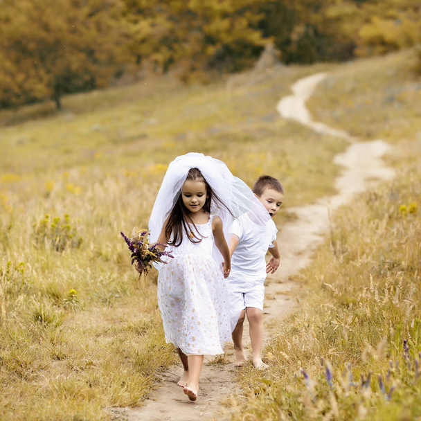 Fiatal menyasszony és a vőlegény esküvői nyári szabadtéri játék. Gyermek l - Fotó, kép