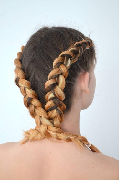 Tizenéves lány, modern haj zsinórra kanekalon természetes színek - Fotó, kép