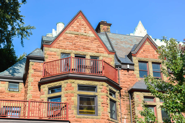 Casas viejas caras con ventanas enormes en Montreal centro, Canadá
. - Foto, imagen