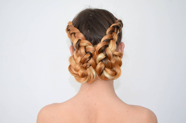 Adolescente avec des tresses de cheveux modernes kanekalon couleurs naturelles
 - Photo, image