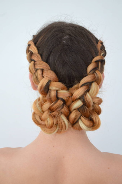 Teenager-Mädchen mit modernen Haarzöpfen kanekalon natürlichen Farben - Foto, Bild