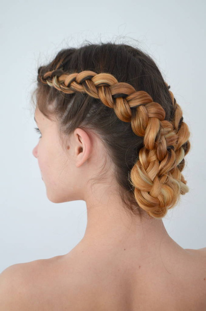 Menina adolescente com modernas tranças de cabelo kanekalon cores naturais
 - Foto, Imagem