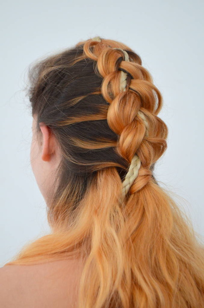 Adolescente avec des tresses de cheveux modernes kanekalon couleurs naturelles
 - Photo, image