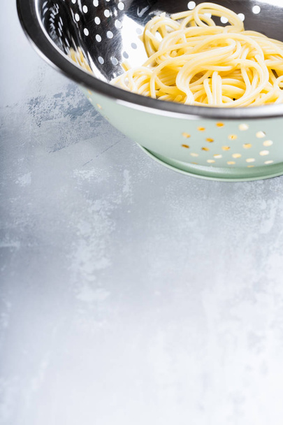 Fresh cooked spaghetti in stainless strainer - Foto, Imagen