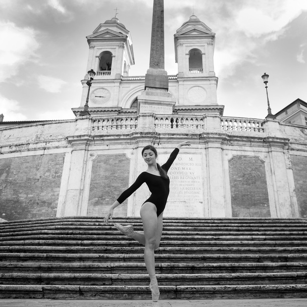 Fiatal gyönyörű balerina táncol a Spanyol lépcsőtől, Róma, Olaszország - Fotó, kép