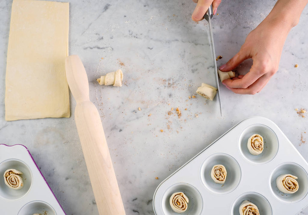 Koken proces bovenaanzicht. Het proces van het maken van zelfgemaakte bakken - Foto, afbeelding