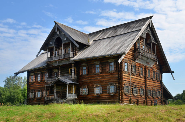 Casa de madera rural tradicional rusa
 - Foto, imagen