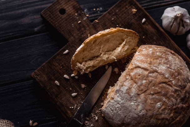 chléb na hnědé desce v řezu - Fotografie, Obrázek