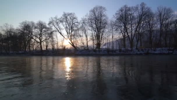 Sunrise reggeli tükrözés a folyó mellett - Felvétel, videó