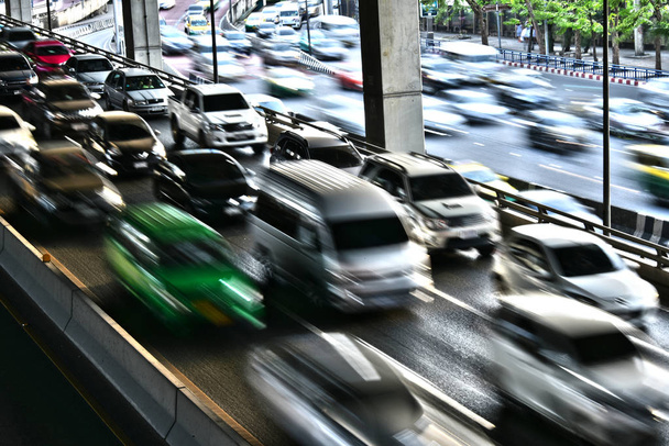 ラッシュ時のバンコクの制御アクセス高速道路 - 写真・画像