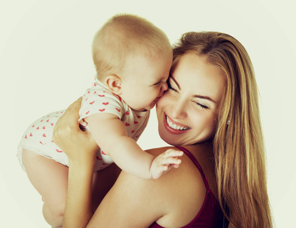 Giovane madre con la sua bambina felice sorridente, studio portra
 - Foto, immagini