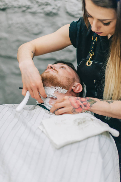 mastering the barber profession - Foto, immagini