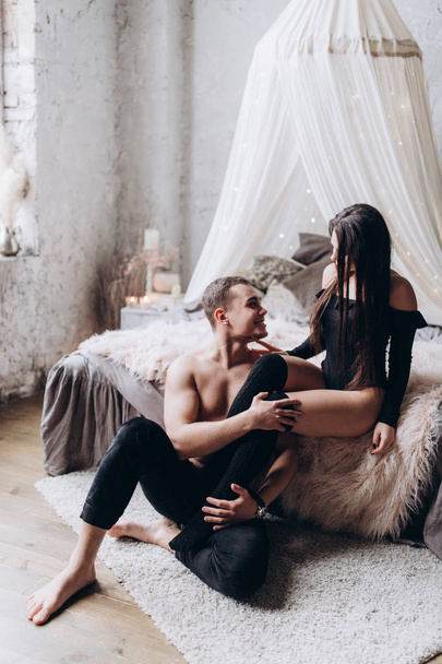 Romantic intimate photo session of a young couple. - Foto, afbeelding