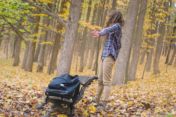 Sırt çantası için avucunun ve Hayır gösterilen genç üniversiteli kız - Fotoğraf, Görsel