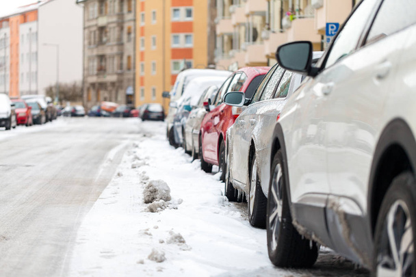 заснеженные немецкие машины, припаркованные у дороги
 - Фото, изображение