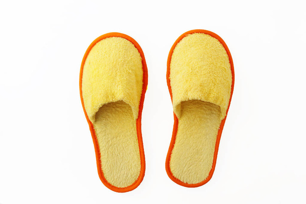 vícebarevné měkké nadýchané pantofle izolovaných na bílém pozadí - Fotografie, Obrázek