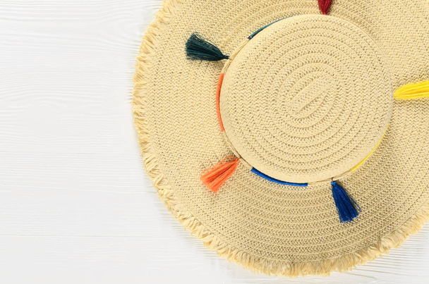 Womens zomer stro hoed op witte houten achtergrond met kopie spa - Foto, afbeelding