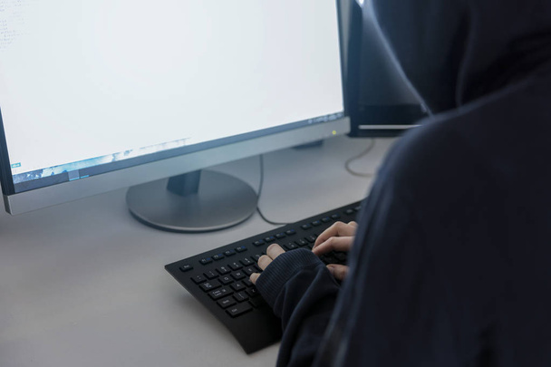 hacker anónimo en la sudadera con capucha, rompe el acceso a robar en
 - Foto, imagen