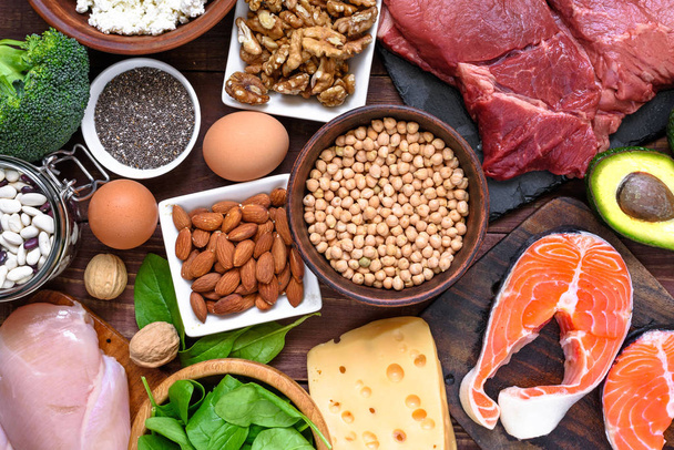 Alimentos ricos em proteínas - peixe, carne, aves, nozes, ovos e vegetais. alimentação saudável e conceito de dieta
 - Foto, Imagem