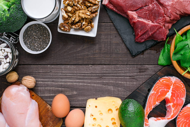 Korkea proteiiniruoka - kala, liha, siipikarja, pähkinät, munat, maito ja vihannekset. terveellinen ruokavalio ja ruokavalio käsite
 - Valokuva, kuva