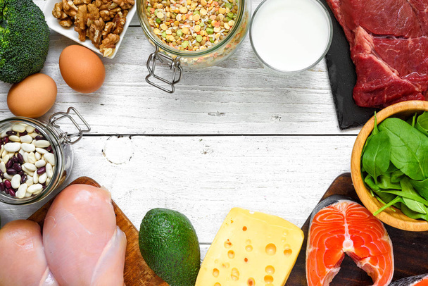 quadro feito de alimentos ricos em proteínas - peixe, carne, aves, nozes, ovos, leite e legumes. alimentação saudável e conceito de dieta
 - Foto, Imagem