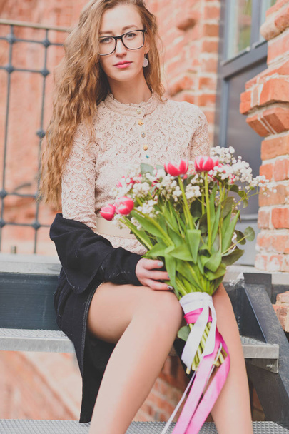 Дівчина з великим букетом тюльпанів
 - Фото, зображення