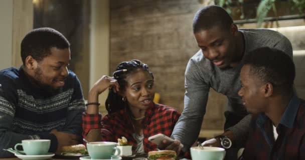 Gente negra divirtiéndose en la cafetería
 - Imágenes, Vídeo