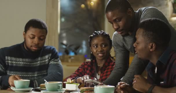 Černí lidé baví v kavárně - Záběry, video