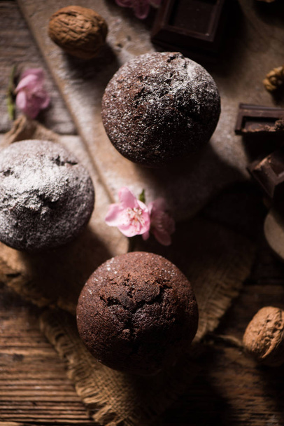Chocolade muffin en nut muffin, zelfgemaakte bakkerij op houten backg - Foto, afbeelding