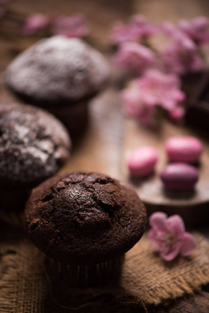 Chocolade muffin en nut muffin, zelfgemaakte bakkerij op houten backg - Foto, afbeelding