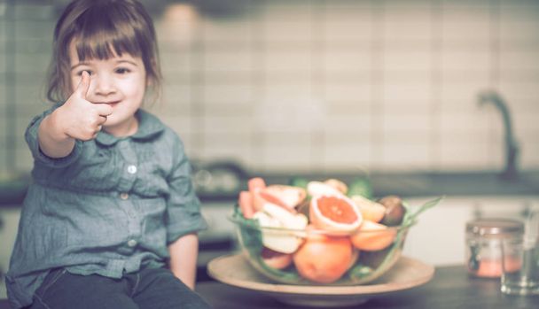 Маленькая девочка с фруктами
 - Фото, изображение