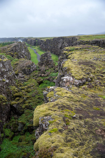 Thingvellir, Izland - 2017. július 19.: Turisták séta a Almannagja-törésvonal, az Atlanti-óceán közepén ridge Észak-amerikai lemez a Thingvellir Nemzeti Park. Izland  - Fotó, kép