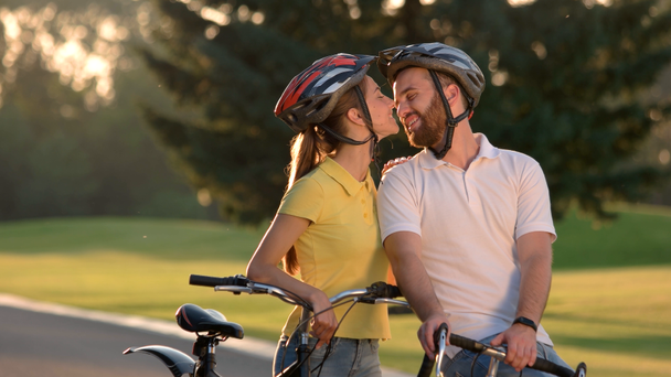 Couple sur les vélos baisers en plein air
. - Séquence, vidéo