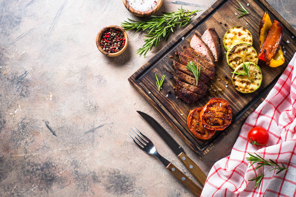Plat de barbecue. steak de boeuf et légumes grillés vue du dessus
. - Photo, image