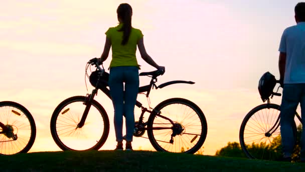 Jonge fietsers op de prachtige zonsondergang. - Video