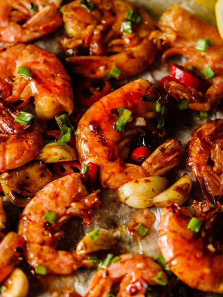 CLoseup of Large grilled BBQ shrimp with sweet chili sauce, gree - Foto, Bild