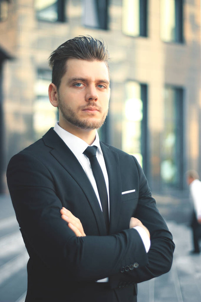 portrait of a successful businessman on the background of an office building - Foto, imagen